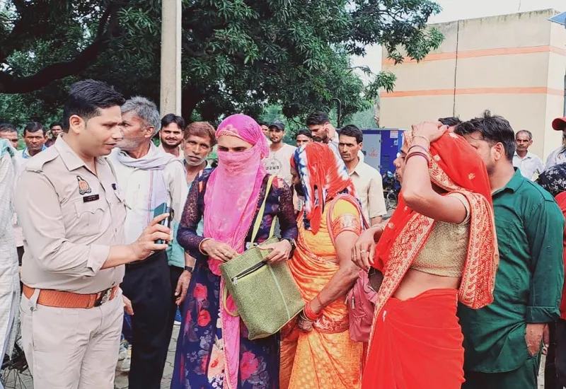 रामपुर : पति कर रहा था दूसरी युवती से मंगनी, पहली पत्नी को लगी भनक...जानिए फिर क्या हुआ?